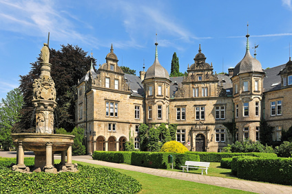 Bild zeigt Gartenanlage mit Schloss
