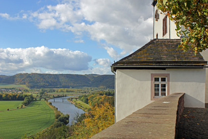 Bild zeigt Ausblick vom Schloss Fuerstenberg auf die Weser 